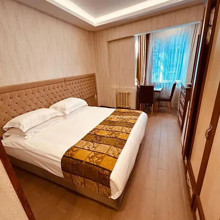 Lily Hotel *