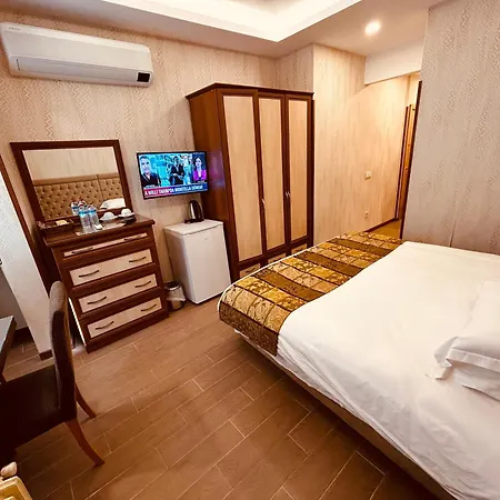 Lily Hotel