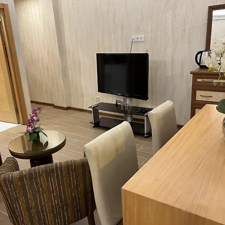 Lily Hotel *