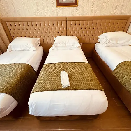Lily Hotel *