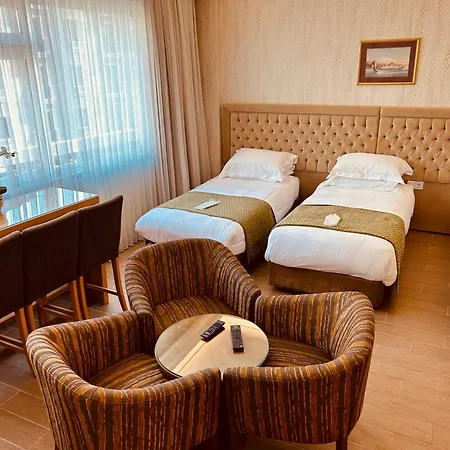 Lily Hotel *