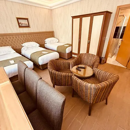 Lily Hotel