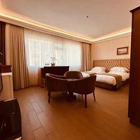 Lily Hotel *