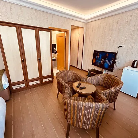 Lily Hotel *