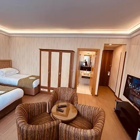 Lily Hotel *