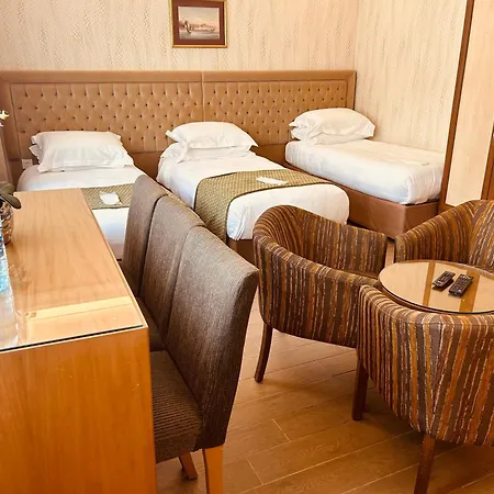 Lily Hotel