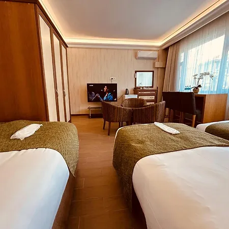 Lily Hotel *