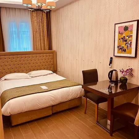 Lily Hotel *